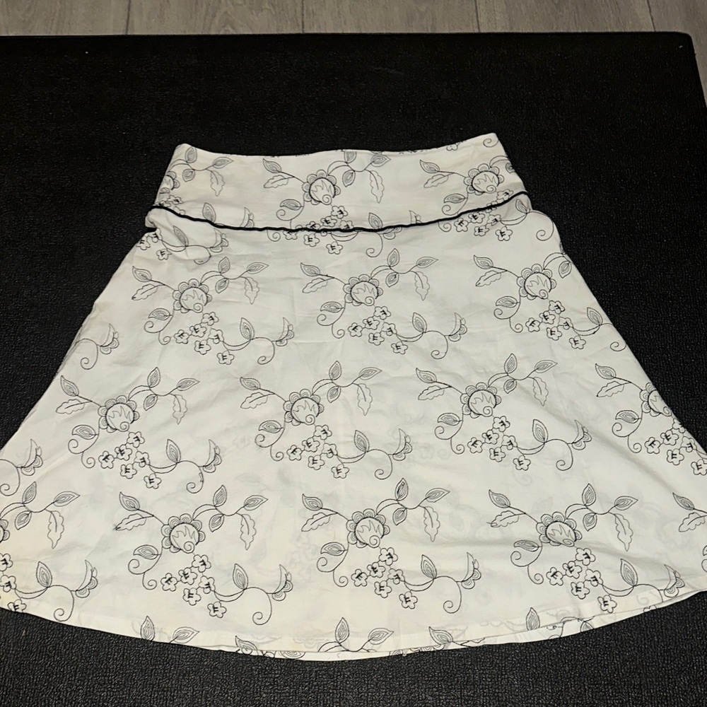 Sassy Floral Print Women's Skirt - White
